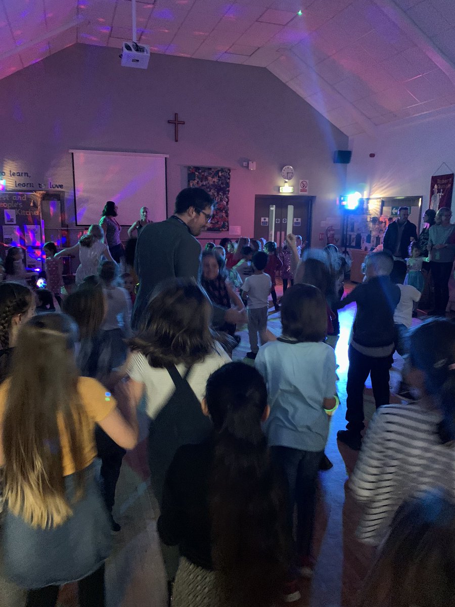 RuncieOf's tweet photo. We loved disco dancing tonight! Thank you to our wonderful PTFA! #dancing #boogiebooth #everyoneinvolved https://t.co/m90Ye1fbfE