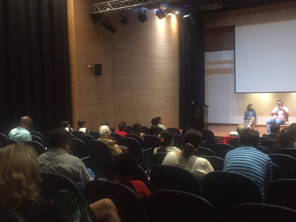 El director, Abner Benaim, nos estuvo acompañando para la proyección de “Invasión”.Intrigante cómo el documental fue fluyendo orgánicamente a medida que grababan y escuchar opiniones radicalmente distintas de la ciudadanía por un tema tan delicado e importante en nuestra historia