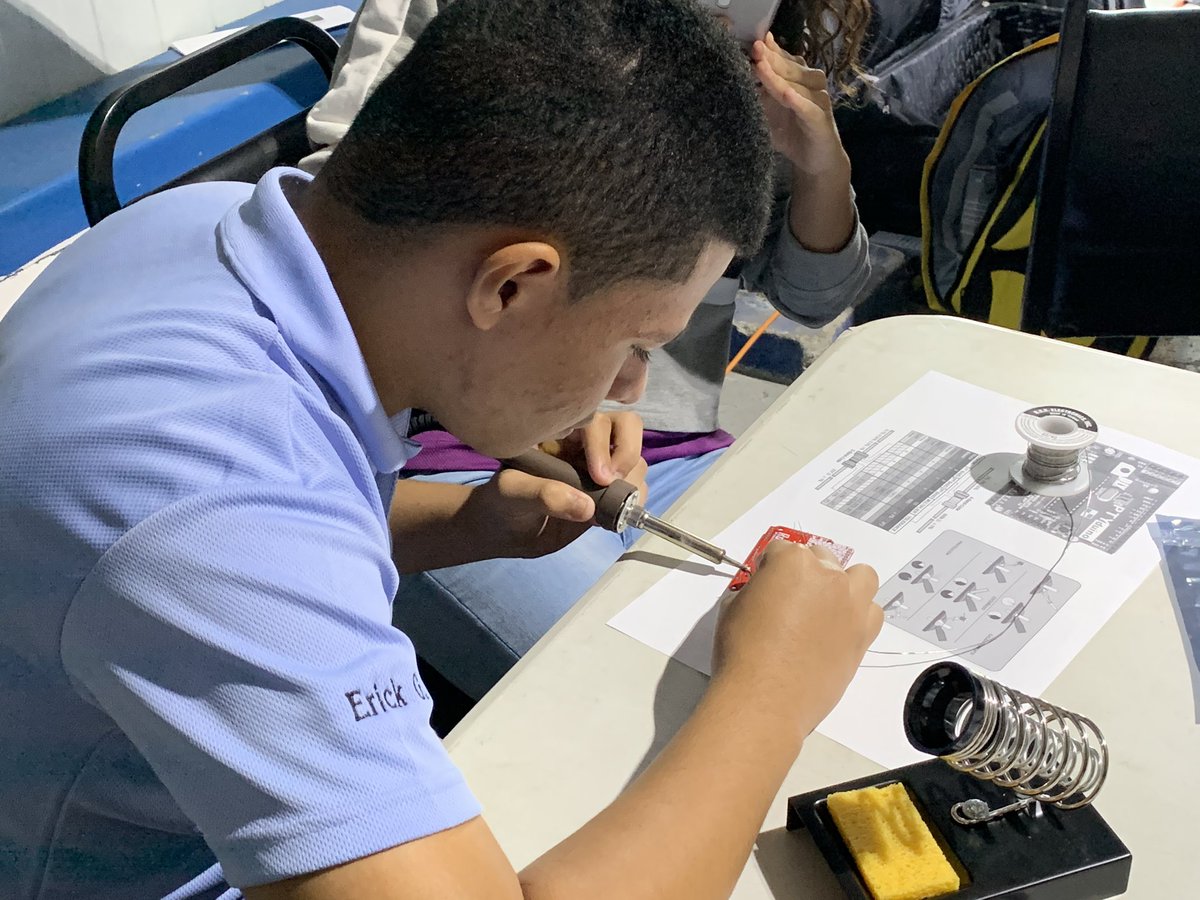El Ing. Roberto Moreno les enseña a los participantes de la Competencia Regional #RoboCupJrPTY y el Torneo Regional #RoboTIC en #Chiriquí, cómo construir una placa #ptyduino. #edumakerspty 🤖🇵🇦