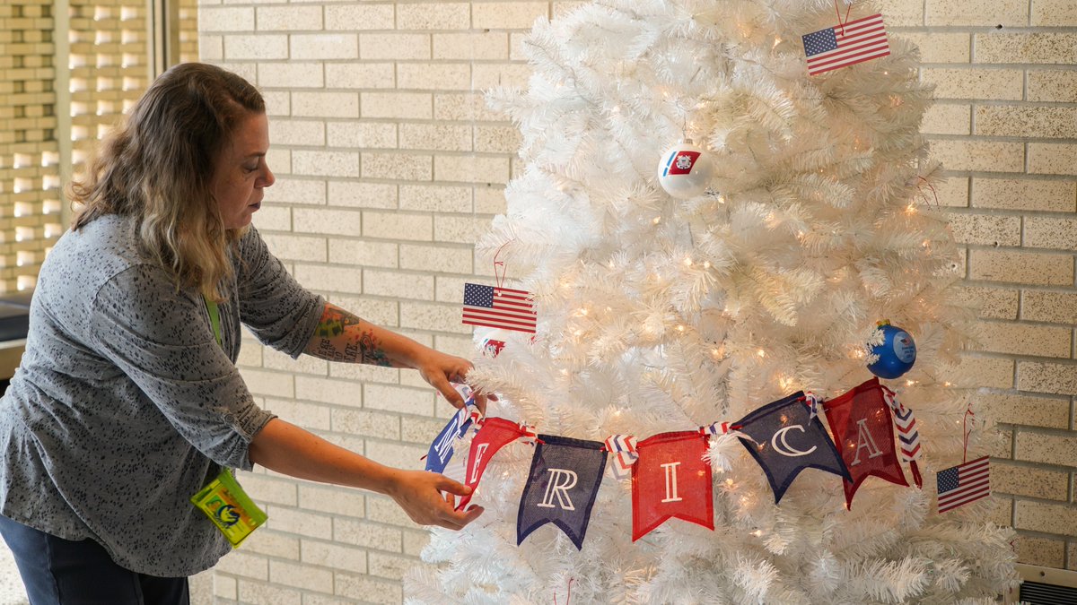 NorfolkVA's tweet photo. Volunteers came by #NorfolkVA City Hall to decorate Holiday Trees of Honor. Stop by our lobby or any @NorfPublicLib Branch (except for Van Wyck) & make a holiday card for the patients at the Veterans Administration Hospital. #OperationMailbox 🎄✨🎁📩
📆 Nov 1 - Dec 9 https://t.co/iZNH2zX2FP
