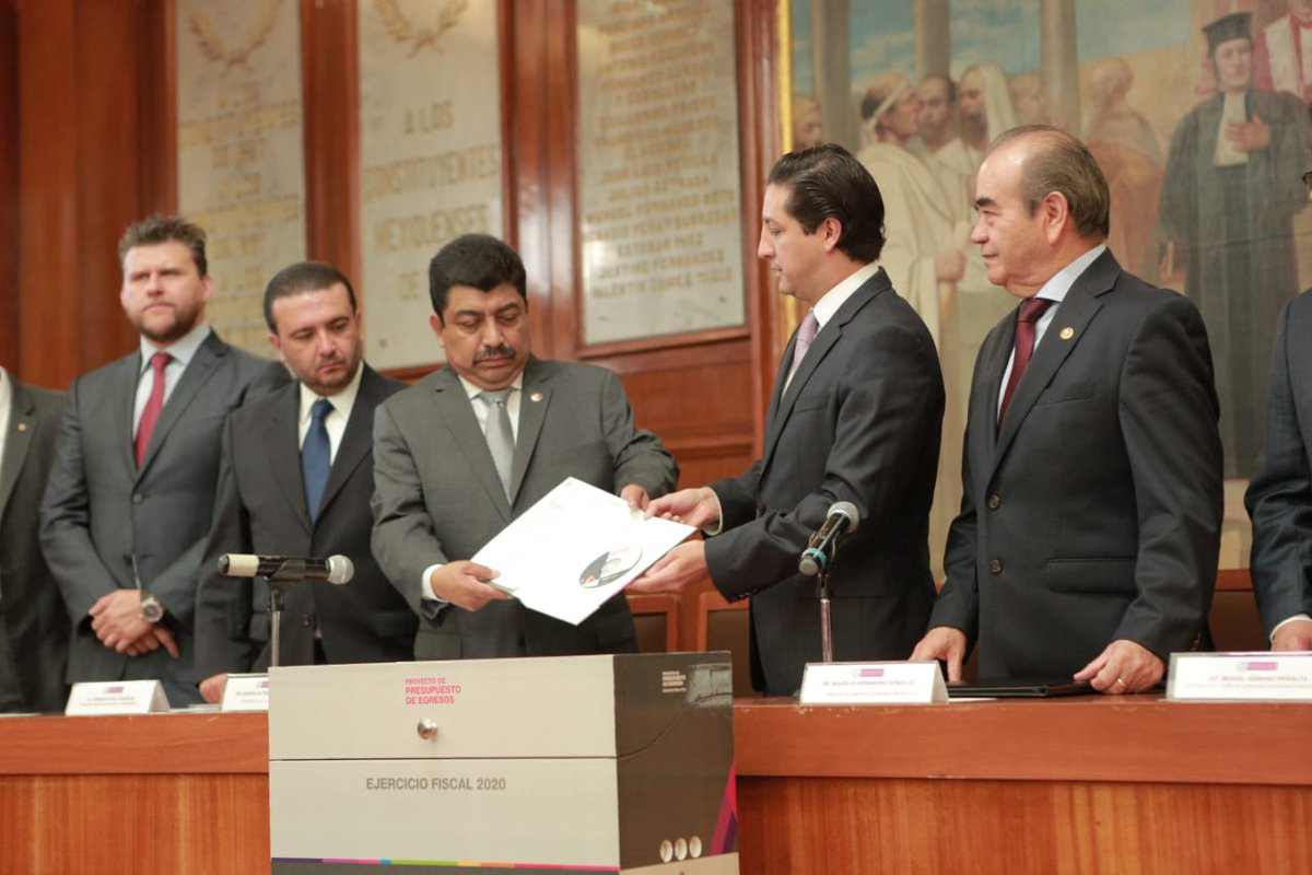 Recibí de manos del Secretario de Finanzas Rodrigo Jarque Lira, el paquete fiscal que será turnado a comisión para su análisis y dictamen.
#Texcoco #Tezoyuca #Atenco #Chiconcuac
#Edoméx