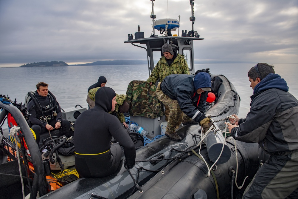 USPACOM's tweet photo. @USPacificFleet with @eodgroup1 train eliminating explosive threats at sea by using man-machine teaming with unmanned underwater vehicles at #NASWI. #ForgedByTheSea #BOOM #Readiness #NPASENW #FreeandOpenIndoPacific https://t.co/n2YEaZNrF4