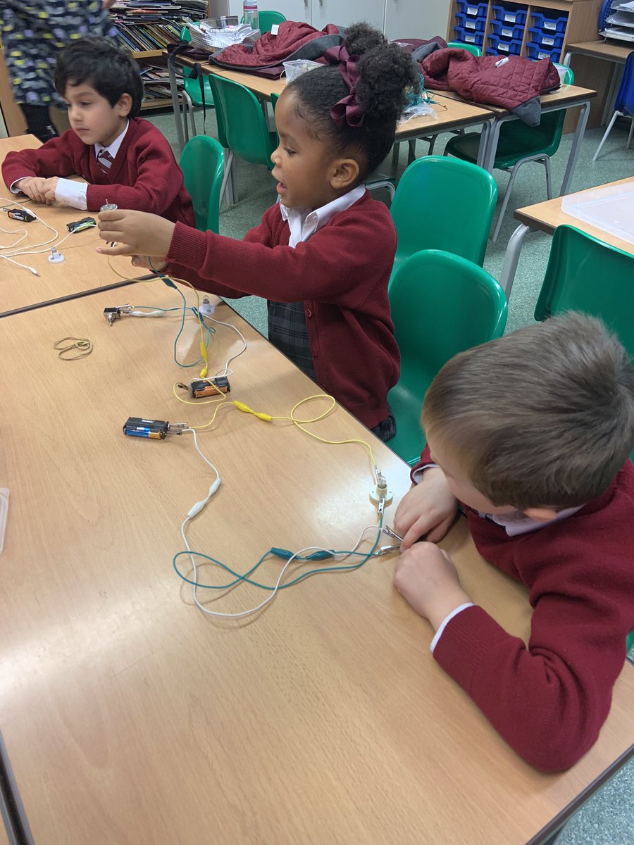 RedPartnerships's tweet image. With Christmas fast approaching our @RedcliffeSchool pupils in Year 1 take STEM subjects very seriously. Our #RedcliffeFutureScientists have been learning about circuits, ready for Christmas tree lights emergencies! @sciencemuseum @SM_Learn @GoodSchoolsUK #RedcliffeEnrichment