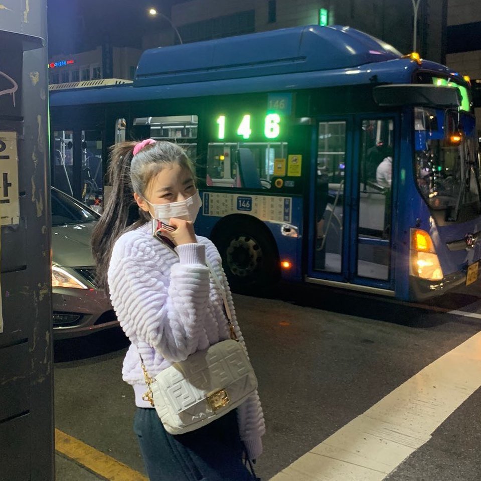 LiaBrasiI's tweet photo. [#LIAGRAM] 21.11.19 - Atualização da Lia no Instagram oficial. (1/2)

"MIDZYs!! Vocês viram a primeira neve alguns dias atrás?!!
Foi pouco mas foi a primeira neve 🥰
Neve e cookies = dia de inverno perfeito❤"

#있지 #ITZY #리아 #LIA @ITZYofficial https://t.co/wBOvoFC84Z