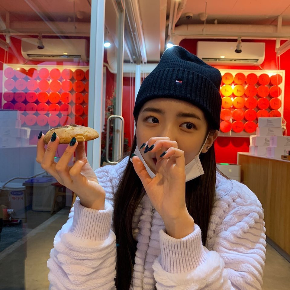 LiaBrasiI's tweet photo. [#LIAGRAM] 21.11.19 - Atualização da Lia no Instagram oficial. (2/2)

"MIDZYs!! Vocês viram a primeira neve alguns dias atrás?!!
Foi pouco mas foi a primeira neve 🥰
Neve e cookies = dia de inverno perfeito❤"

#있지 #ITZY #리아 #LIA @ITZYofficial https://t.co/GFKijl33Jj