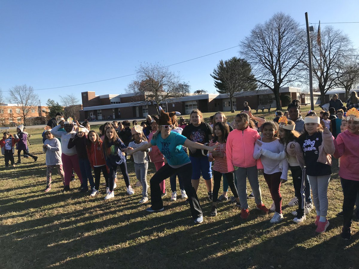 SeachPrincipal's tweet photo. Beautiful day for the Seach Turkey Trot! Our students collected donations for the local food pantry and ran some laps. Congrats to our race winners and a huge thank you to everyone who was able to donate!   #SeachRoars #SeachStudentsTrot #pt1 https://t.co/Uf2wk9rzh5
