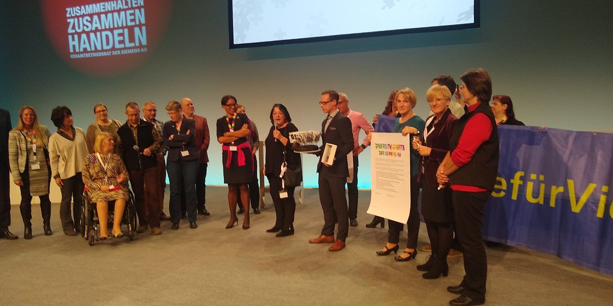 Everybody signed the #Siemens #Diversity #Charta. <a href="/BuschRo/">Roland Busch</a> @janinakugel <a href="/BirgitSteinborn/">Birgit Steinborn</a> Thank you. Great evening in #Berlin
