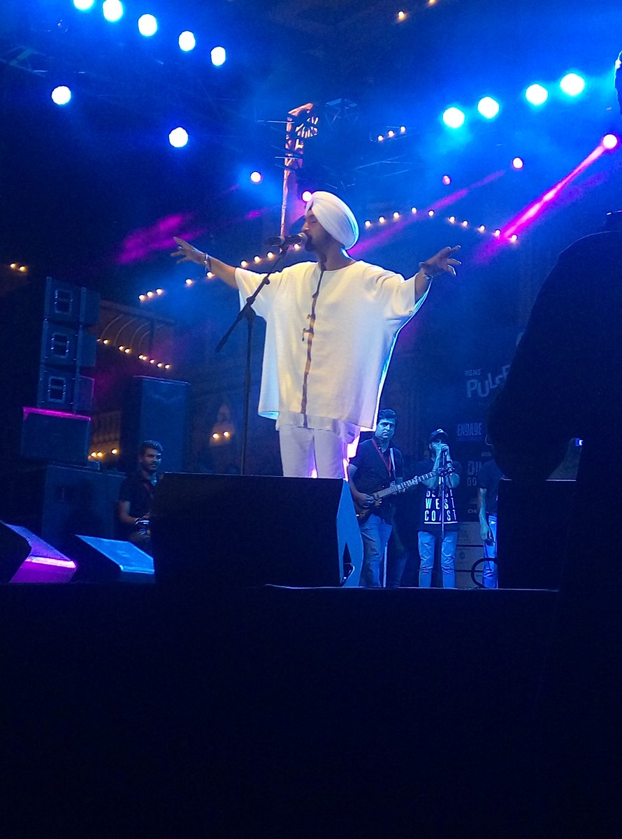 MansiKapoor07's tweet photo. @diljitdosanjh ji
💕
I still remember this concert of yours.
Tuhanu live perform krde vekhna , ik next level experience c , your aura , your vibe is magical to me.

Wish to see you soon 🎤🎵🙏😍

#YourFanForLife 
@FamousStudiosUK @famousdosanjh @FamousStudiosAU @FamousStudiosIN https://t.co/nml6Xulhnr