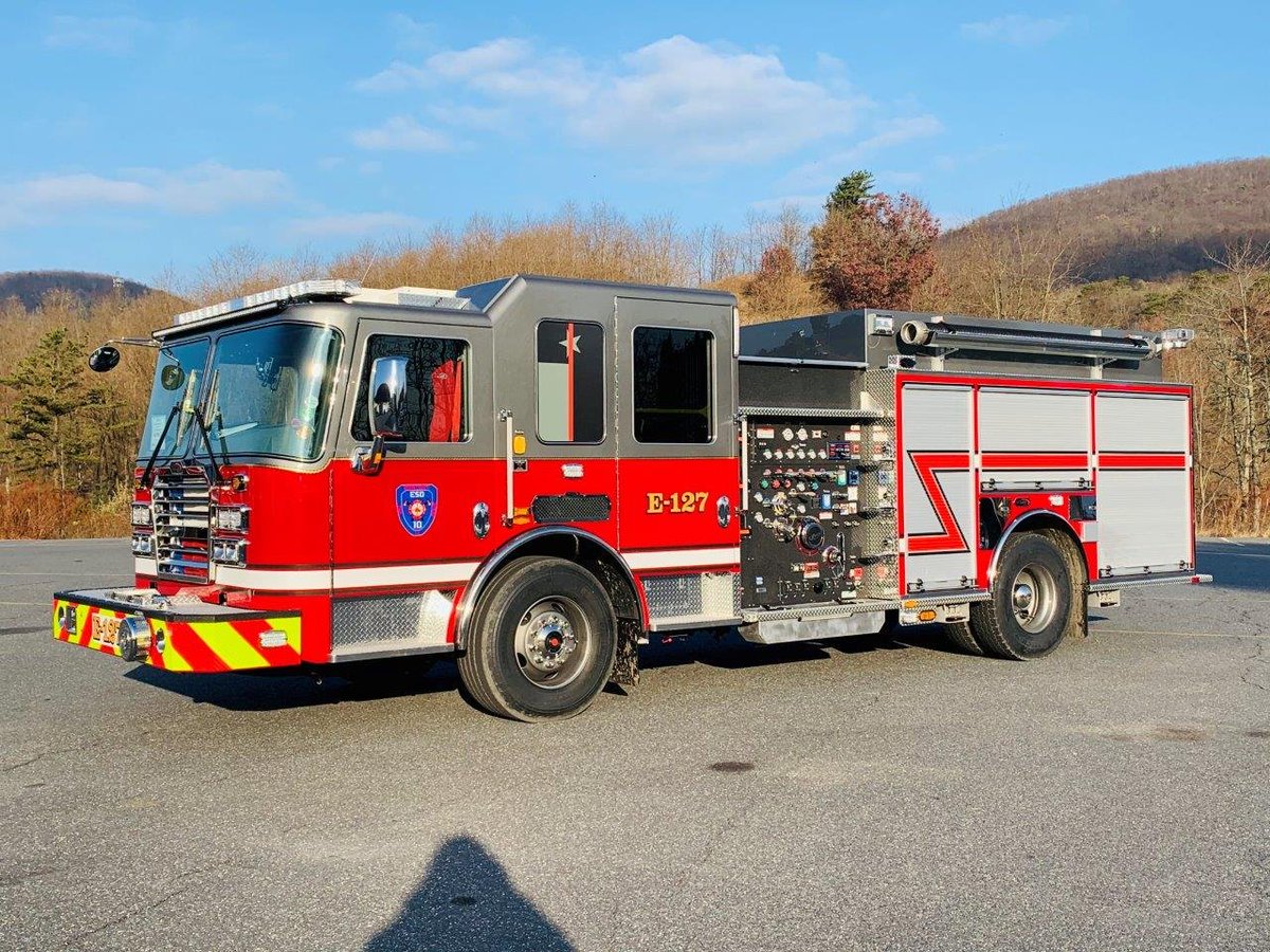 KMEFire's tweet photo. Bexar County ESD # 10 Fire Division #TX proudly flies its state's colors on the front grill and the OS and DS windows, the perfect final touch to one gorgeous rig. Learn more on KME’s website about this custom #pumper at https://t.co/5uexo2SVSE. 
#kmetexas #kmepride #kmestrong https://t.co/2xlq4KewsY