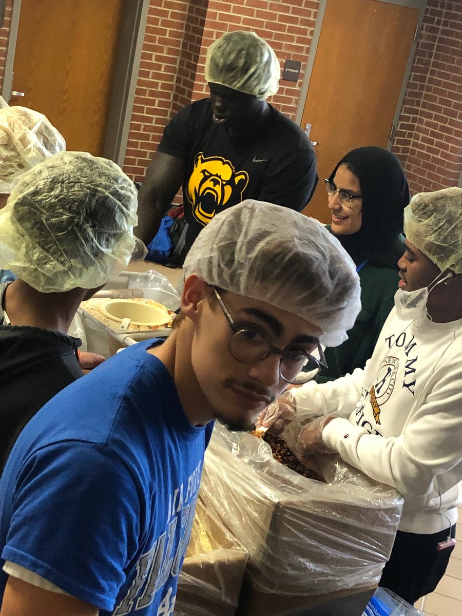 JagCounseling's tweet photo. Had fun packing 52k lunches today for Kids Against Hunger!  #summitlove @teenlead_SHS https://t.co/1Zvgf1N65t