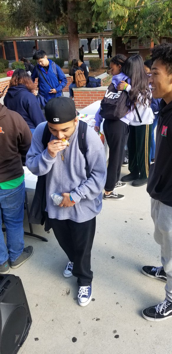 Irishtata's tweet photo. #notcooltojuul @MsMcMurrin @BTBLA @ScottAtLAUSD @grantpeteacher students played hot potato with a fake juul and signed a pledge stating they wouldn't use tobacco, vaping or juuling products. https://t.co/6QCX7uuy4S