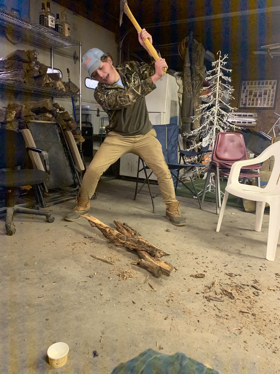 bonniegracethom's tweet photo. Splitting wood with the boys @waltonwade2 #actionshot #caught https://t.co/zQrWX6kruh