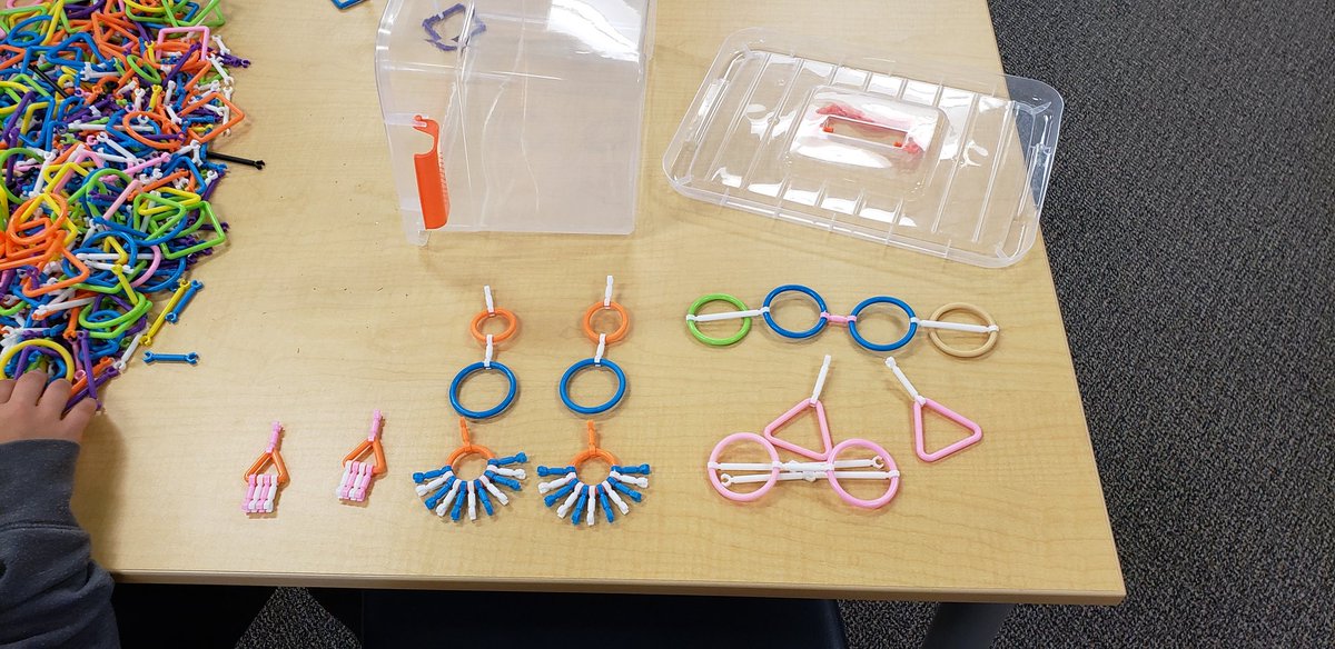 A_RobinsonLib's tweet image. Students are getting really creative with our new Fiddlesticks kit! @A_RobinsonLib @Camacho_Elem @LeanderISD_Lib #camachotribe #fashion #jewelry