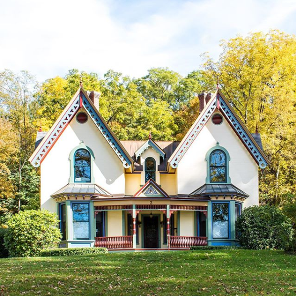 getlooksyapp's tweet photo. This home is straight out of a #fairytale! Amazing that it is just located in Shelburne Falls, MA ✨
📷: thefrontdoorproject
#homeinspo #househunting #realestate #curbappeal https://t.co/leqZbYIBOo