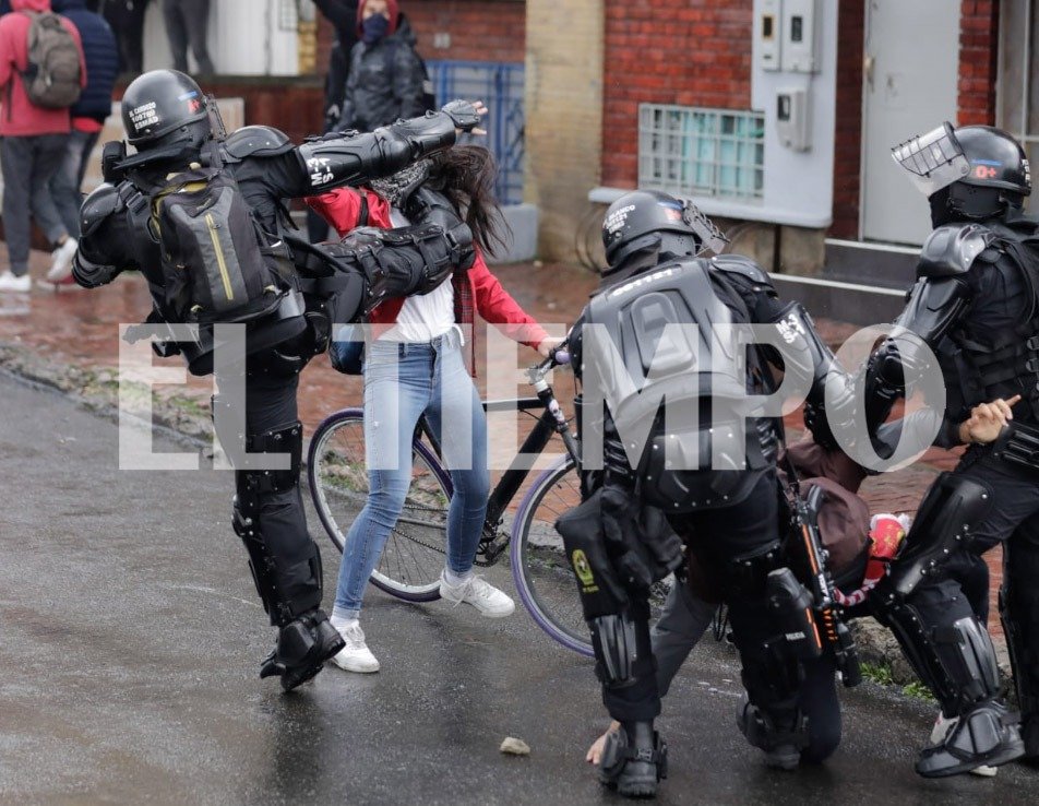 La brutal agresión de un miembro del Esmad a una joven en Bogotá en medio del #ParoNacional ►ow.ly/owdk30pViGb

#Paro21DeNoviembre
#DesdeElParo