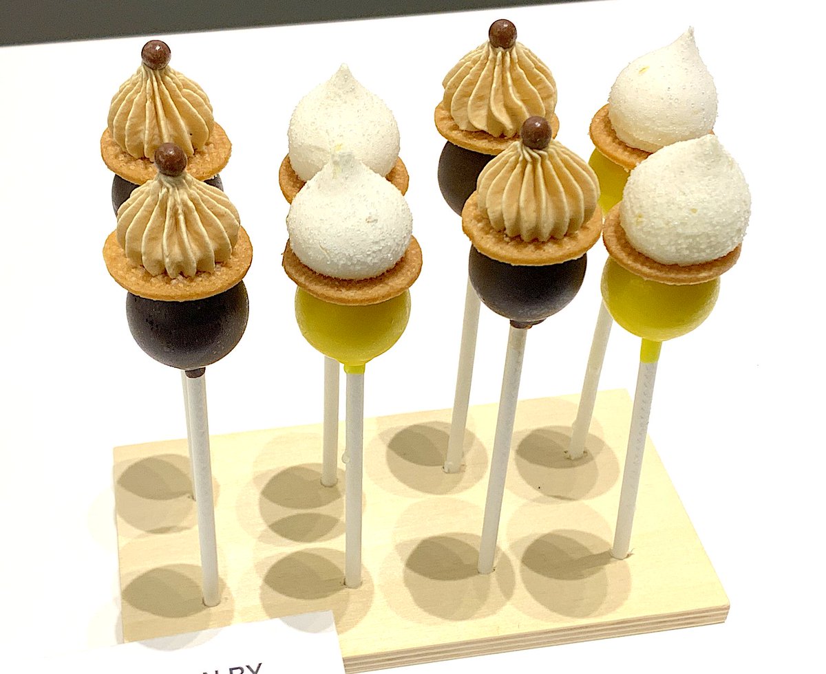 ট ইট র サロン デュ ショコラ 日本公式 New トゥルビヨン バイ ヤン ブリス シュセット 8個入 シトロンは シトロンマーマレードとシトロンクリームをホワイトチョコレートソースでコーティング その上にサブレとメレンゲが乗っています まるでケーキ