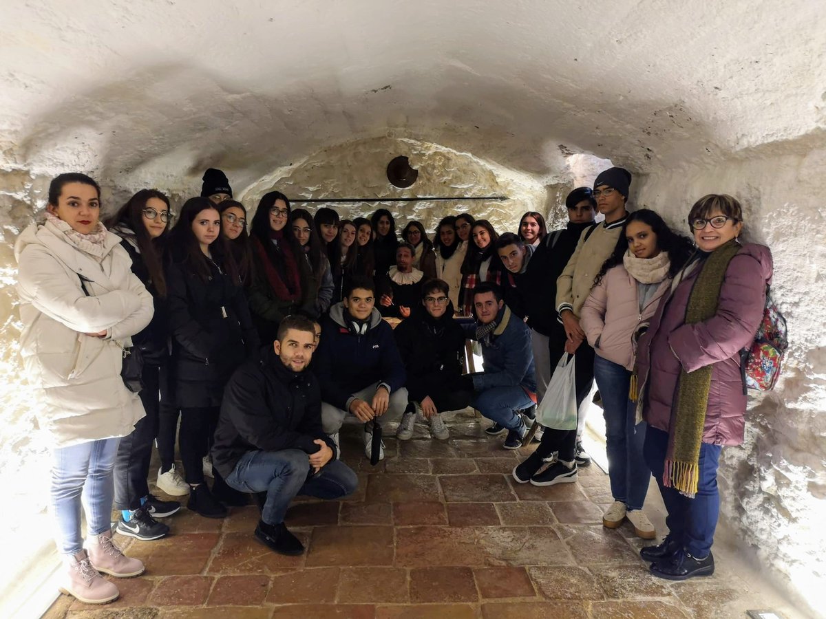 ieselmedano's tweet image. Día 4 en la #RutaCAL. Hoy hemos asistido a Argamasilla de Alba para asistir a una visita teatralizada sobre El Quijote. Por la tarde visitamos el Parque Natural de Ruidera y la cueva de Montesinos, donde escuchamos distintas leyendas sobre El Quijote e hicimos amigos peculiares..
