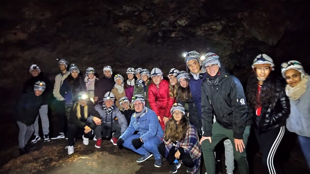 ieselmedano's tweet image. Día 4 en la #RutaCAL. Hoy hemos asistido a Argamasilla de Alba para asistir a una visita teatralizada sobre El Quijote. Por la tarde visitamos el Parque Natural de Ruidera y la cueva de Montesinos, donde escuchamos distintas leyendas sobre El Quijote e hicimos amigos peculiares..