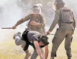 CFValverde's tweet photo. Por eso no nos quiere Evo Morales... que buscarle "detalles a su foto" ... para él una imagen de un policía golpeando a una persona le sirve, sea donde sea que ocurrió... ah ... menos en Chaparina, esas "no se valen" (diría El Chavo) https://t.co/U32NW3kSHy