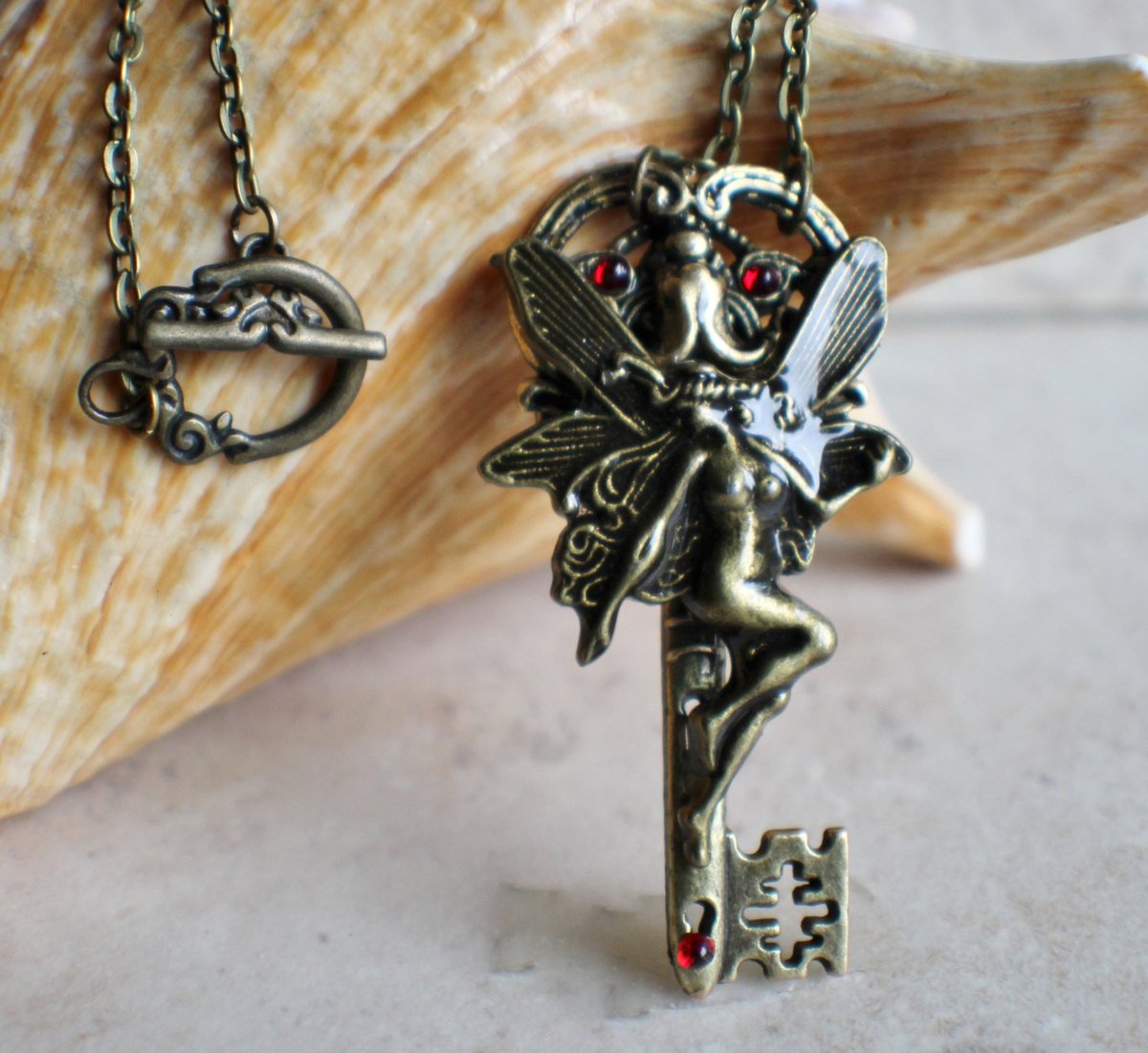 charsfavorite's tweet photo. Skeleton Key, Fantasy key, Fairy key, Fairy key necklace, Skeleton key pendant https://t.co/Tb7BW1cUjK #Handmadejewelry #Etsy ##pottiteam #Charsfavoritethings #FantasyKey https://t.co/xp8H841ioB