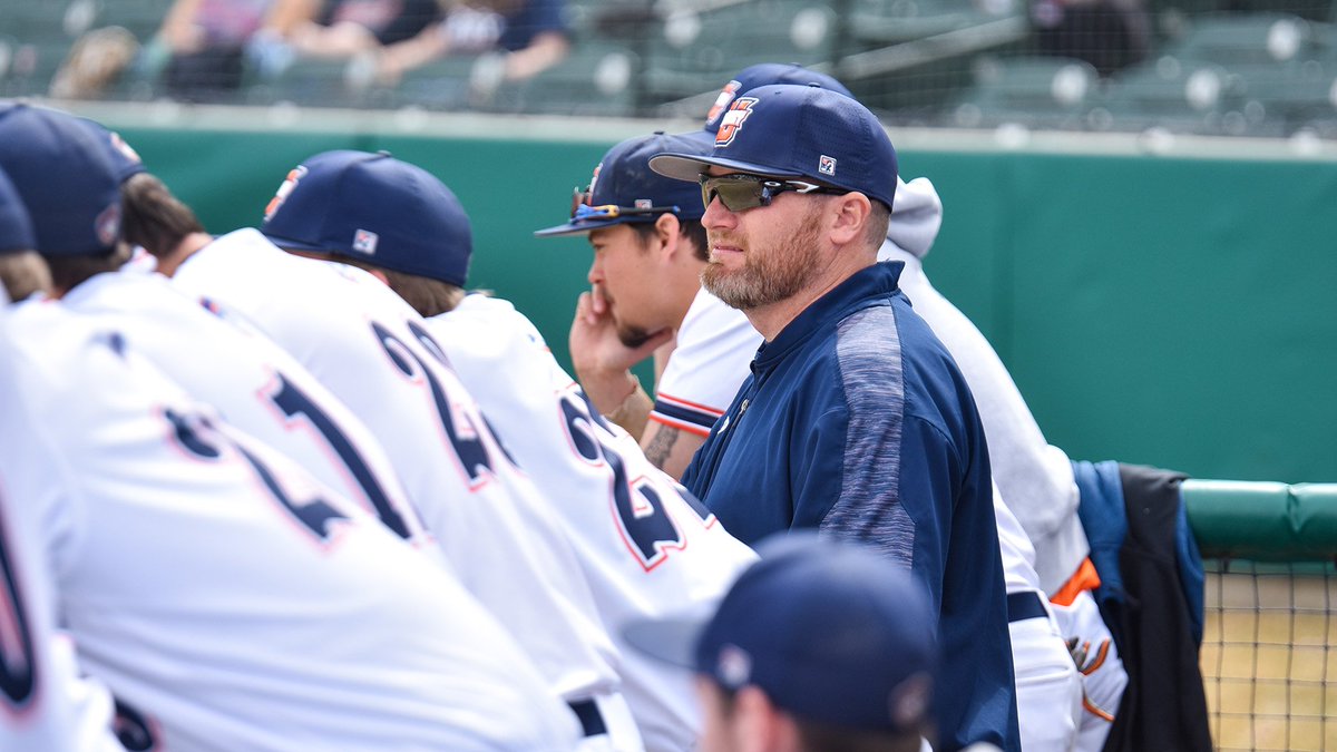 Congratulations to <a href="/UmaryBaseball/">UMARY Baseball</a> head coach Mark Moriarty, who is joining the <a href="/Twins/">Minnesota Twins</a> to lead a minor league pitching program. Way to go! #HooksUp  bit.ly/2riDOZ7
