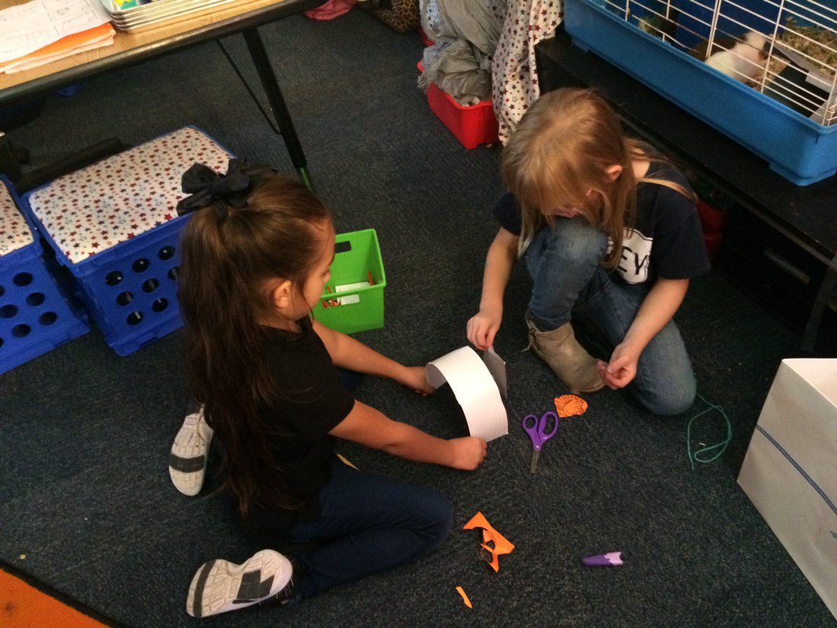 MrsPerkinsTeach's tweet photo. Thank you @BritniSmithBES for letting me come and watch your class make turkey traps!  Thank you for spending your conference time sharing many great STEAM  ideas and strategies for implementing them.  I was truly inspired! #AubreyProud #inspiringchaps https://t.co/64uh3F7Wkj
