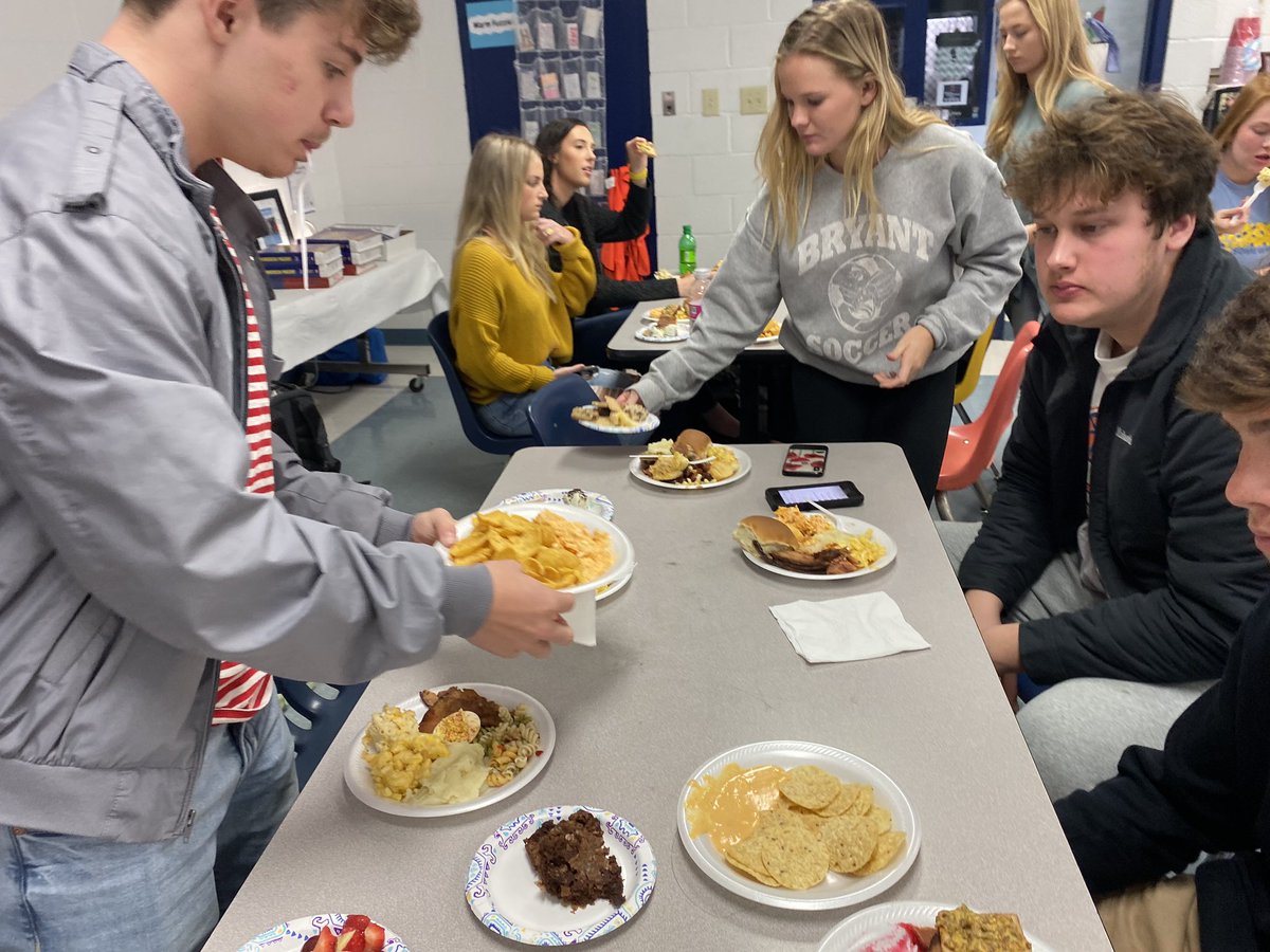 thankful for this fam 😇❤️ #ilovestusen #Friendsgiving