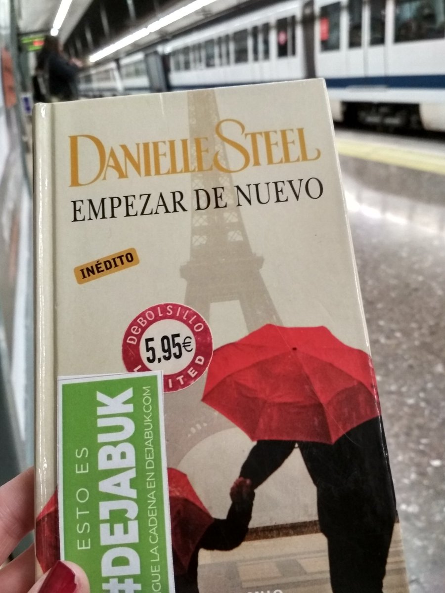 Estefi_0's tweet photo. En un lugar de la estación Santiago Bernabéu del @metro_madrid ha empezado mi cadena #dejabuk. Buena iniciativa para incentivar la lectura 🔝👌 https://t.co/CgHDoSPIBA