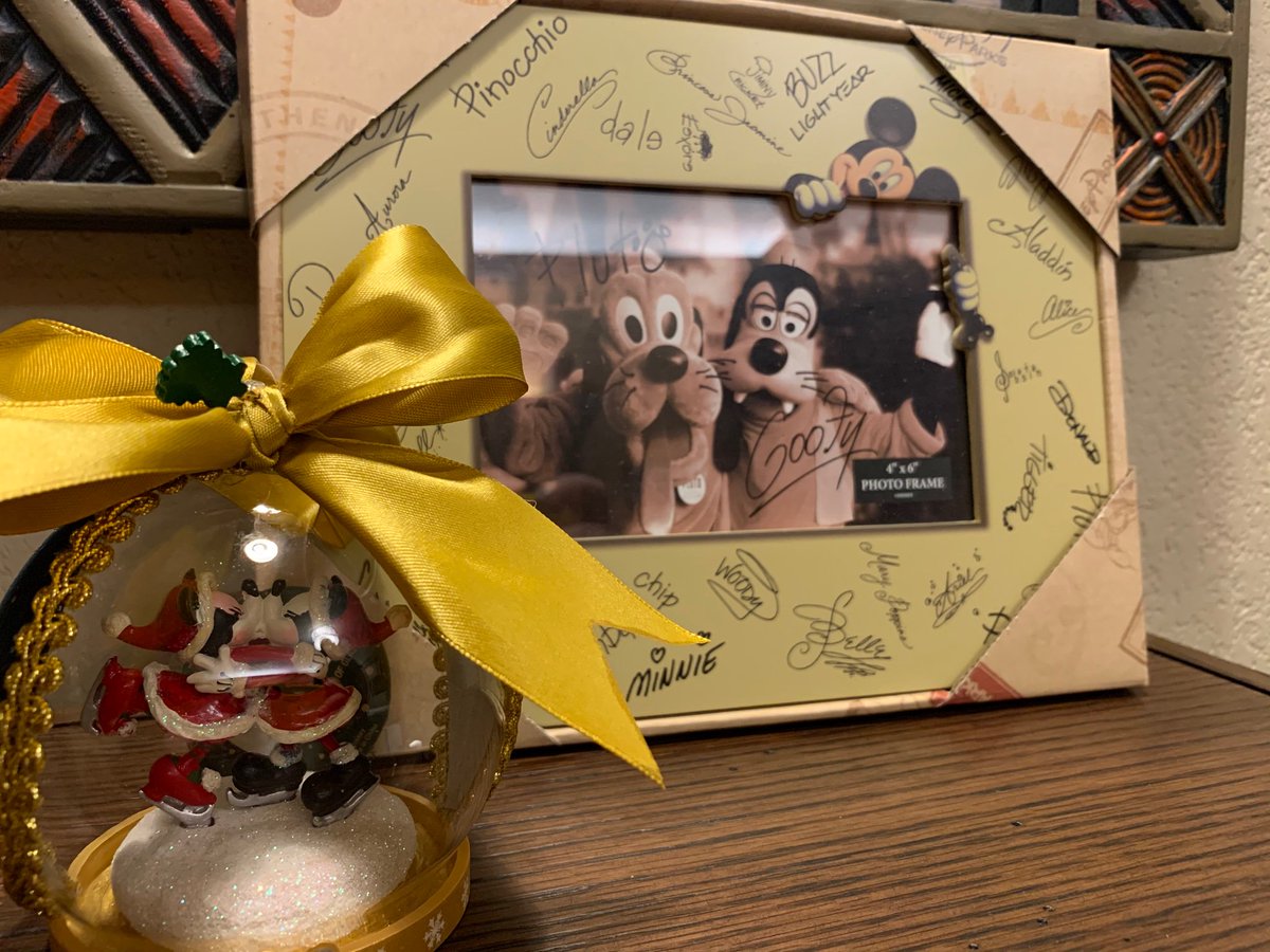 connorwrooney's tweet photo. @WDWGuestService @wdwtoday wow the magic keeps happening! Sincere thanks from myself and Sarah for the beautiful and kind gift from the staff at jambo house! Thanks once again Mya and also Charlie for helping us and for your kind gesture! #CastCompliment #HoneyMoon #feelingblessed xx https://t.co/nXzJQCBjCy