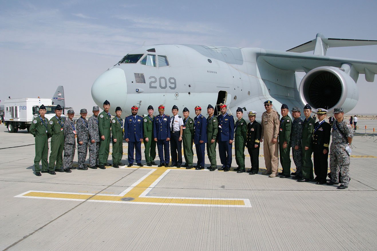防衛省 航空自衛隊 飛行機がいっぱい C 2輸送機にてドバイ エアショーに参加中の航空自衛隊第403飛行隊のクルーは Uae空軍 英空軍 ブラジル空軍及び米空軍のクルーと交流しました 航空自衛隊 Jasdf C2 ドバイ エアショー 美保 T Co