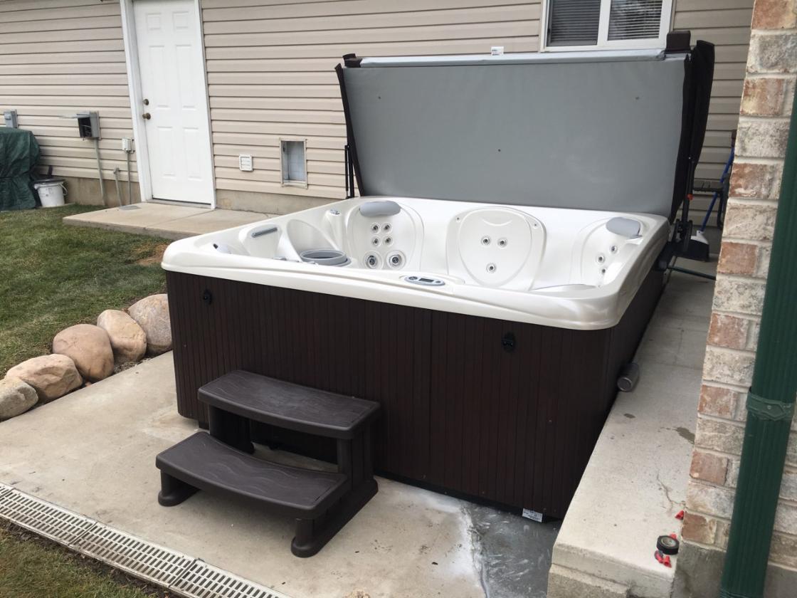 SpringUtah's tweet image. Barbi B. and family of Harrisville will be nice and warm in their new Hot Spring Rhythm regardless of whether the rumored snow arrives or not.

@HotSpringSpas  #DeliveryCrew #WinterReady #HotSpotCollection #Hydrotherapy #EveryDayMadeBetter