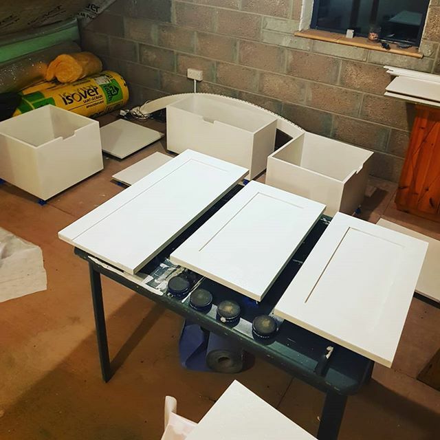 Tonight it was undercoating, and alot of it (there's more behind the camera!). I have a day off work tomorrow so it will be more of the same then! Cant wait 😬😬😂😂
.
.
#diy #madeinireland #irish #Woodworking #woodworker #woodwork #DIY #DoItYourself #wo… ift.tt/34a7vdH