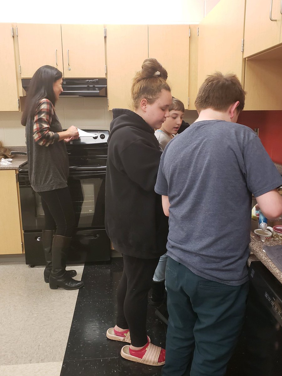 jordanrmichael's tweet photo. Cooking club made a delicious set of appetizers this week! They are Thanksgiving ready! Big thanks to all the staff members who help! #emsmagic #flextime #emsclubs https://t.co/sbHEm96hq6