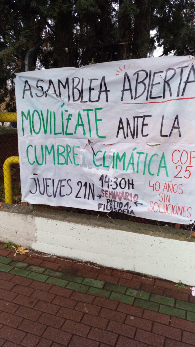 FFF_UAM's tweet photo. Hoy nos encontramos con que faltan las pancartas de la Renfe y las de los buses rajadas. Lxs trabajadorxs de ferrovial nos han hecho un favor arreglando la nuestra.
Nos quedamos con el gesto de apoyo. Gracias, trabajadorxs de Ferrovial. ¡Obrerxs y estudiantes, unidxs y adelante! https://t.co/VQUV3h2CXJ