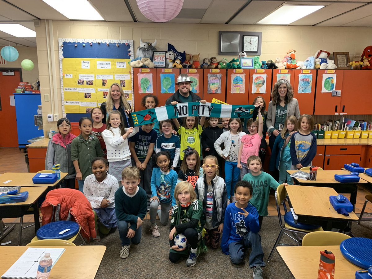 PTStandTogether's tweet photo. It’s a great day to be a #RoseCityReader! Today @TimberJoey visited classes at Riverview Elementary to share his love of reading with the students! #RCTID https://t.co/9ygoh0gpRg