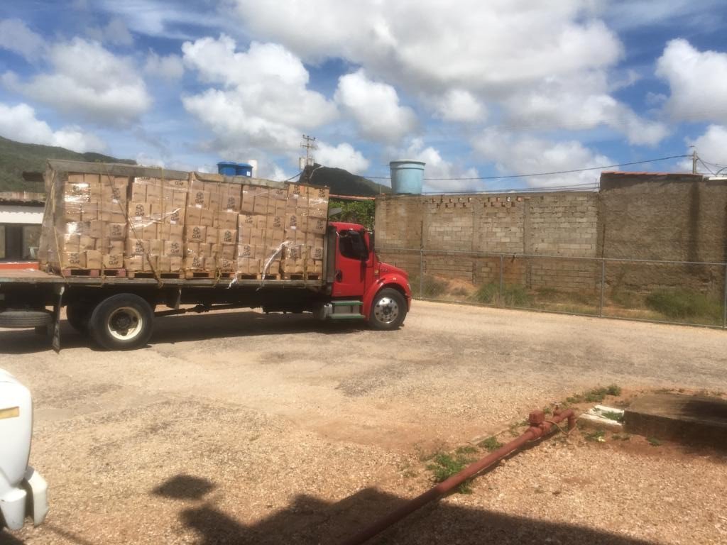 fabi_era's tweet photo. Clap Municipal Maneiro cumpliendo su plan de alimentación a las comunidades hoy entrega de cajas en el sector los chacos el Hato,campearé San judas Tadeo acompañado por protectora del Mpio Maneiro Kenia Herrera y Rolando Campo y Milicia Bolivariana @DanteRivasQ  @keniaherrera7 https://t.co/bsCE1DTKKG