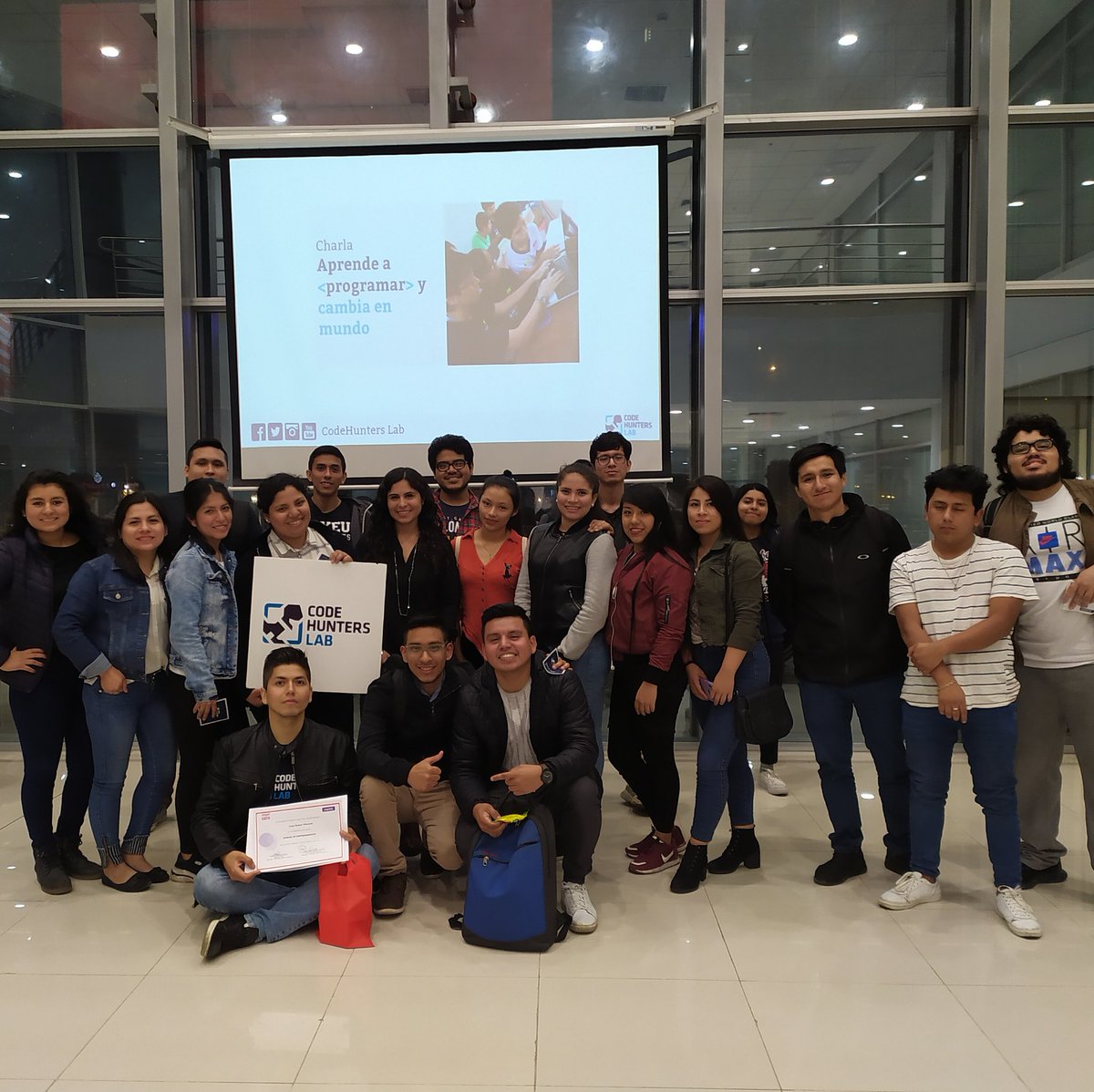 CodeHuntersLab's tweet image. Presentación de la charla "Aprende a #programar y cambia el mundo" en @zegelipae de #SJL 👩🏻💻👨🏻💻🌎🚀
@CodeHuntersLab participó en la Semana de #Emprendimiento e #Innovación compartiendo experiencias e inspirando a los estudiantes a crear #tecnología con impacto #social 💪🏻🤖⚡
#ODS