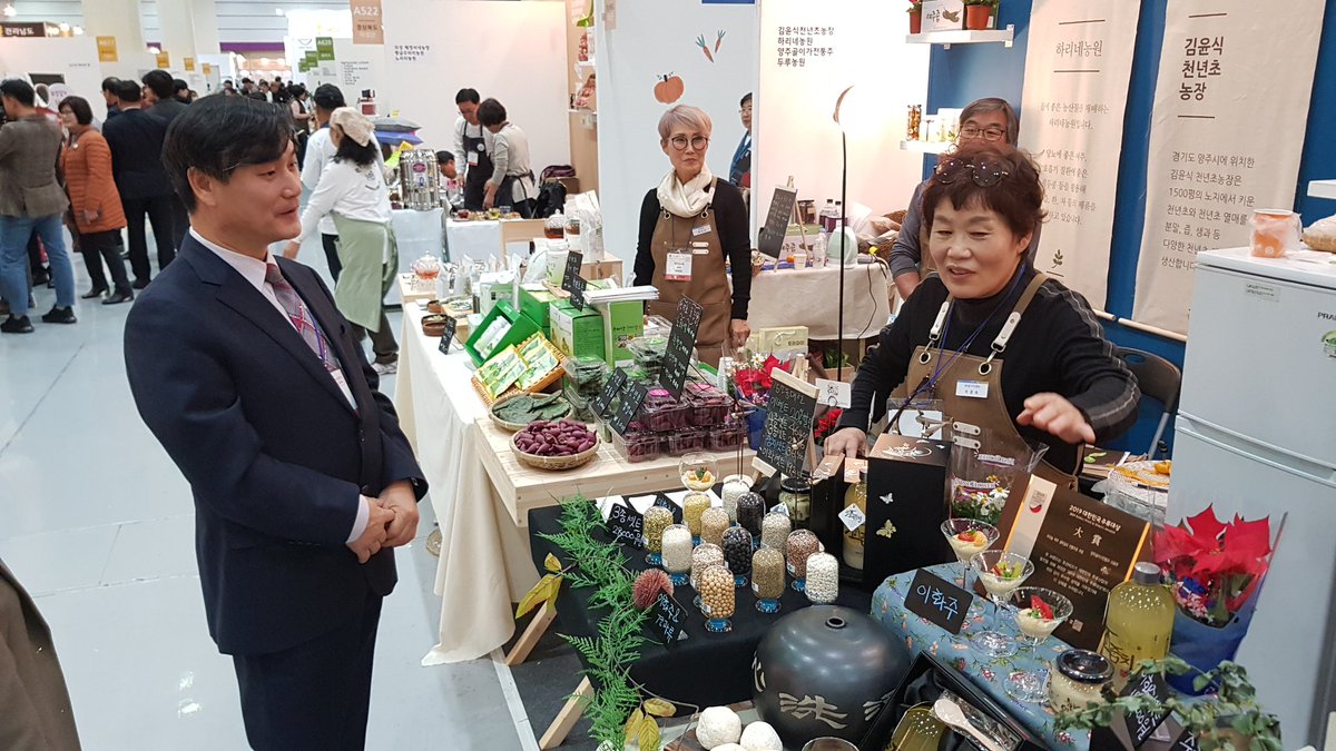 2019 강소농대전 다이어리(1)
#2019강소농대전 에 개막식에 참석하신 분들께 경기도 #강소농 농가의 우수제품들을 소개하는 시간을 가졌습니다.
많은분들이 흥미롭게 참여하셨고 이번기회를 통해 경기도 강소농을 알릴수 있었습니다.
#경기도강소농 파이팅입니다!!!