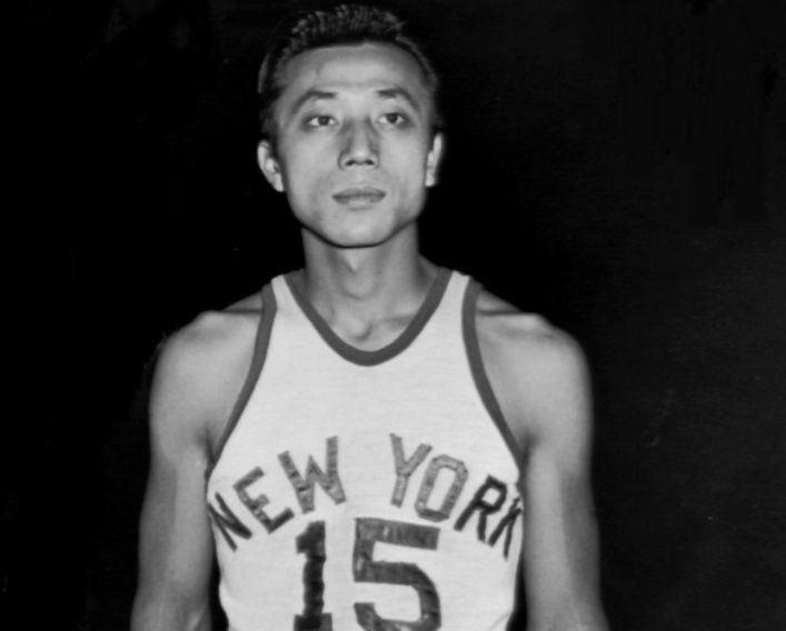 Wataru Misaka passed away on Thursday at the age of 95.
🔸 Drafted in 1947 by the Knicks
🔸 NCAA champion (Utah)
🔸 First non-white player and Asian descent player to play in the NBA
Trailblazer. #NewYorkForever