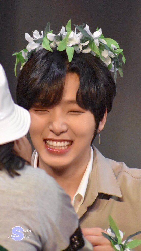 Here are some pictures of Seoho’s sunshine smile to brighten your day/night