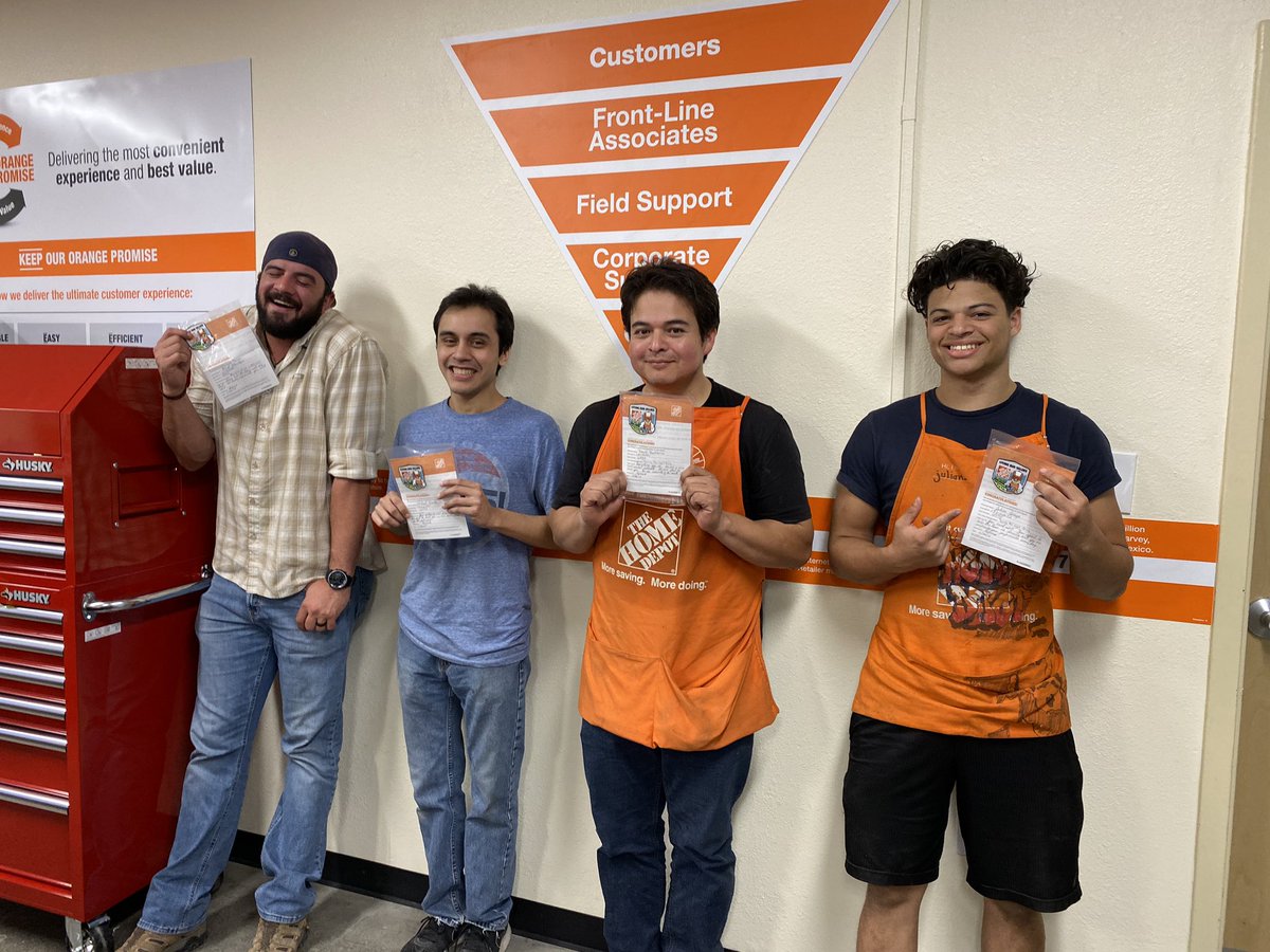 Celebrating our outstanding 6550 freight team.  Truly appreciate the hard work and commitment. GRACIAS #forgottopushtweetbuttonlastnight😁