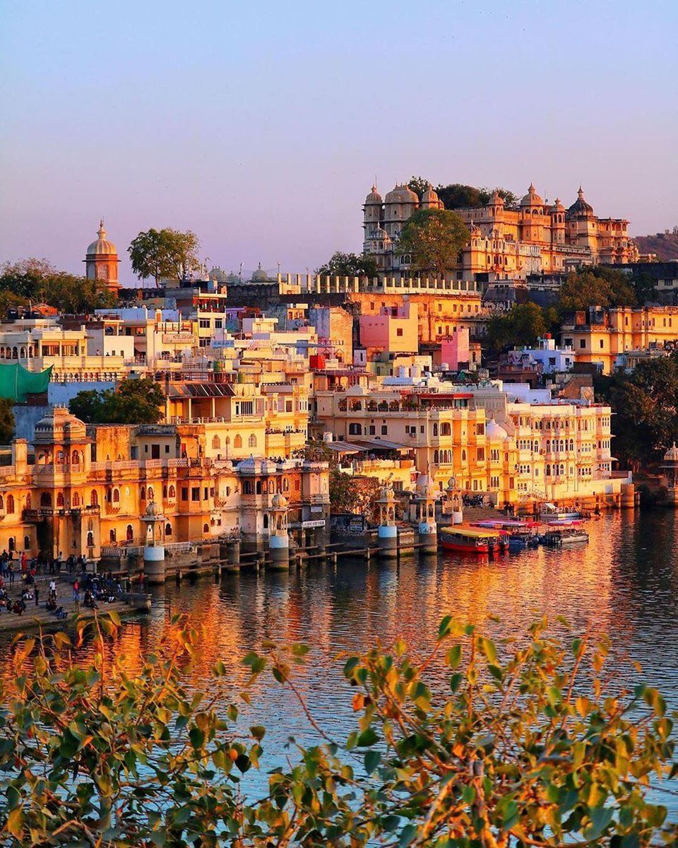 Padharotravel's tweet photo. Lake Pichola reflects the grey-blue mountains on its mirror-like surface. "Redefining the word captivating"
📸PC: @sinjong_i
#padharotravel #GLocalTravel #traveller
#travelphotography #romanticplace #rajasthantrip #phonephotography #rajasthan #rajasthantourism https://t.co/Klftm04Ecm