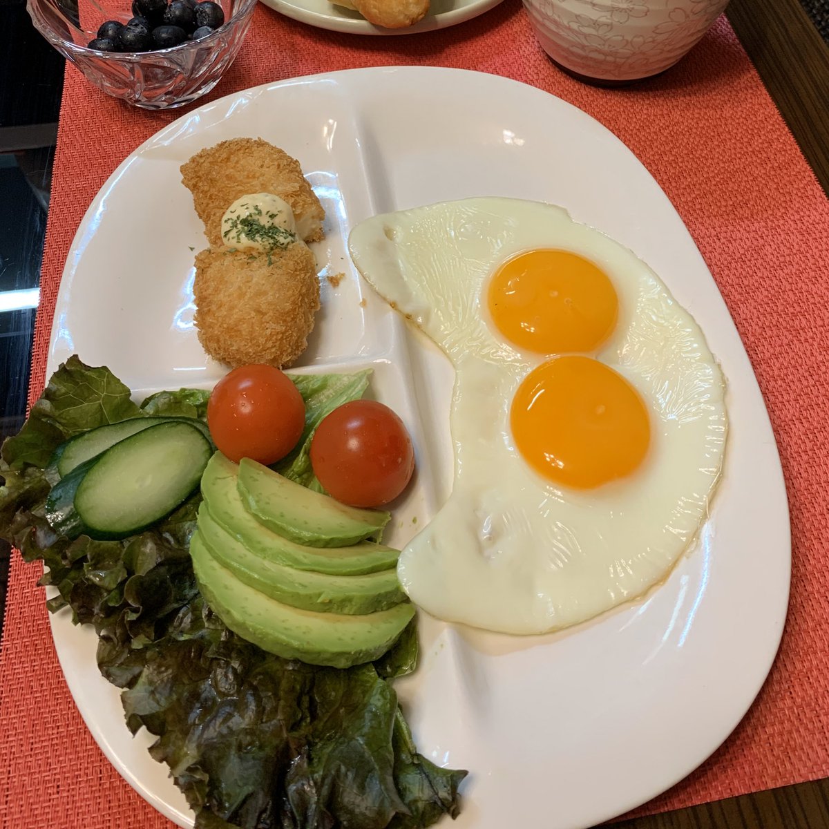 ポコちゃん お料理tips ピカピカ綺麗な目玉焼き を作るコツ 鉄のフライパンなら初めに薄く油を伸ばしておきます コーティングフライパンなら油は不要です コンロの火加減を最弱にして 水を入れずに蓋もしないで5分ぐらいかけてじっくり卵を固め