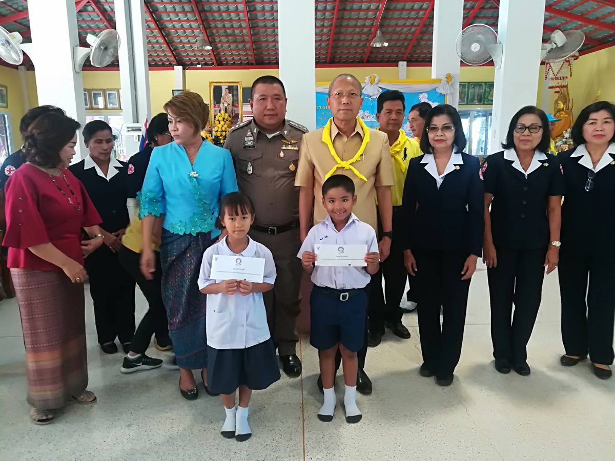 Pakthongchaipol's tweet photo. วันนี้ 22 พ.ย.62 เวลา 09.30 น.
พ.ต.อ.รณรงค์ สุรทศ ผกก.สภ.ปักธงชัย พร้อมข้าราชการตำรวจสภ.ปักธงชัย ฯร่วมโครงการ "เสริมสร้างความจงรักภักดีต่อสถาบันบำบัดทุกข์ บำรุงสุข สร้างรอยยิ้มให้ประชาชน " (อำเภอยิ้มเคลื่อนที่)และร่วมกิจกรรมประชาชนจิตอาสา "เราทำความดีด้วยหัวใจ "ณ.วัดบ้านเก่า https://t.co/KL8CzsJdCe