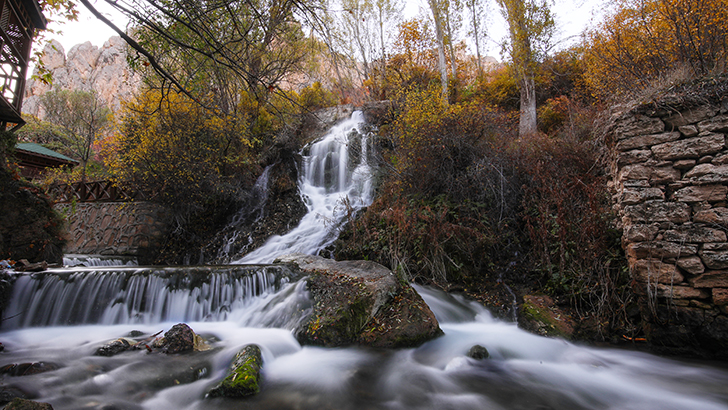 Malatya'nın Darende ilçesinde bulunan ve Türkiye'nin doğa harikalarından Günpınar Şelalesi, saklı kalmış yapısıyla sonbahar ziyaretçilerine tabloları aratmayan manzaralar sunuyor.