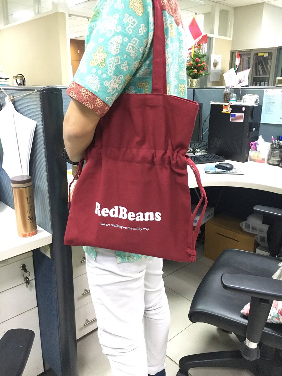 finally!! it should’ve arrived way earlier but because of some drama with the post office.. anyway, the ecobag is so pretty!! thank you so much <a href="/RABEAN_U/">라빈유</a> for making this ❤️🥰
*the model(?) in the photo is not me but my guy friend lol*