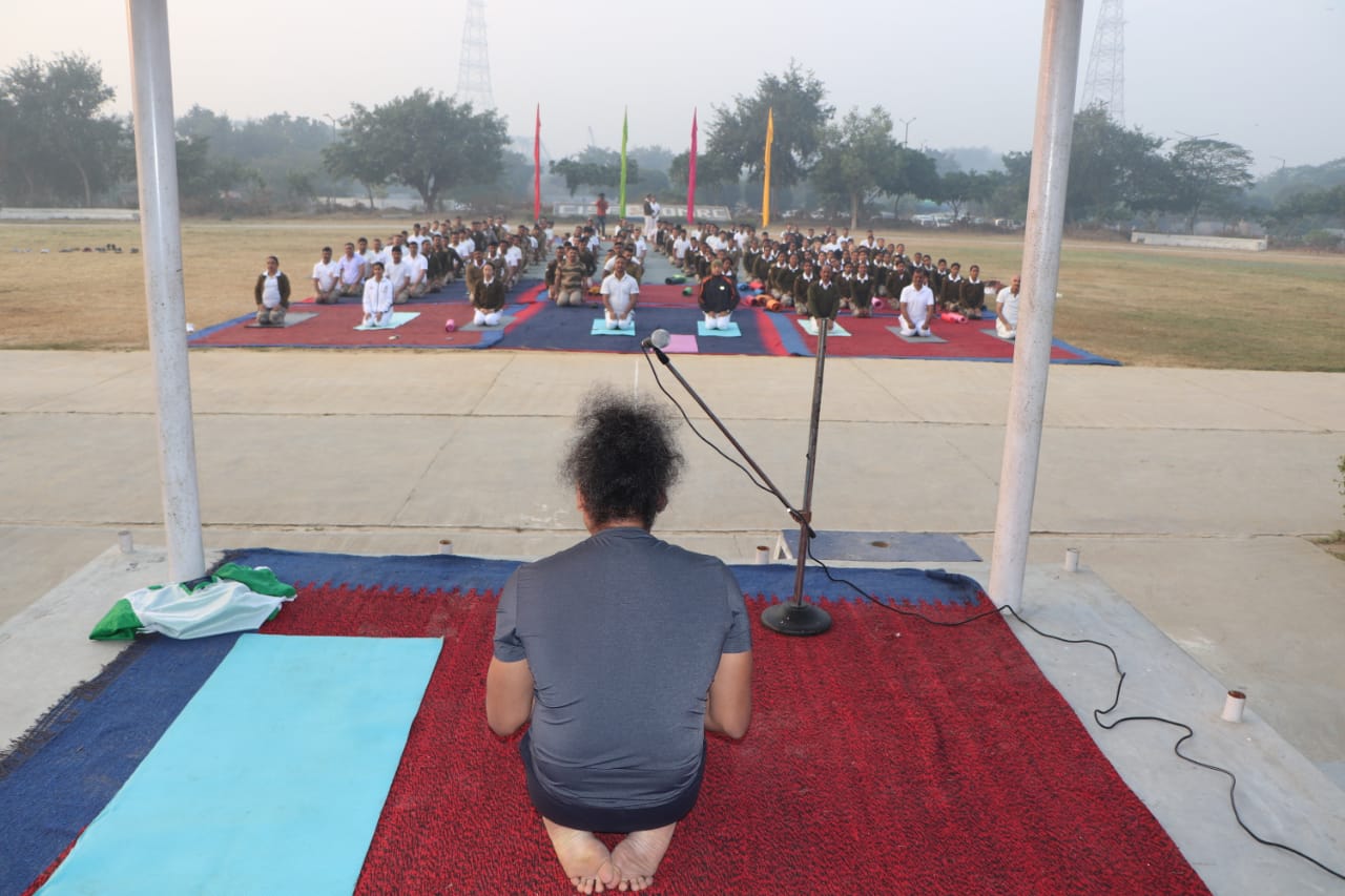 CISF on X: A yoga session for #CISF personnel was conducted under guidance  of yoga guru Shri. Sohan Singh @ CISF unit DMRC, Delhi, Shastri Park  ground. Participants enriched by his teachings