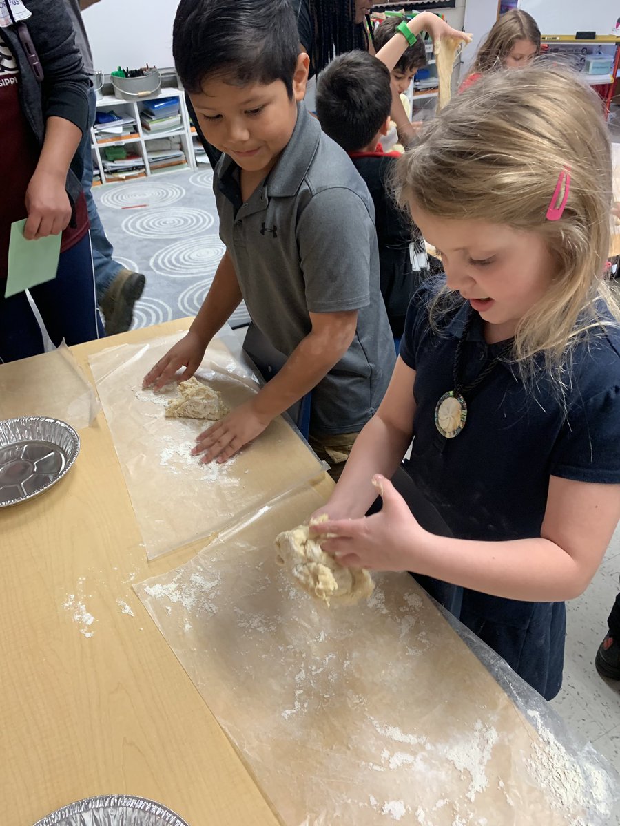 2ndGraderStars's tweet photo. What a wonderful day baking homemade rolls for our thanksgiving celebration! I am so grateful for amazing parents and all they do to help out!❤️ #DunbarTigerPride #LufkinLearns https://t.co/V2xRLB553q
