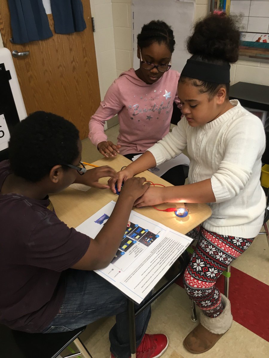 Mcscience348's tweet photo. Station to explore wind turbines!! In #myohioclassroom #STEM with Ms Wakefield ‘s class!! #WeAreHealthy #mthcs #mthcsproud https://t.co/F9gD0CLyv1