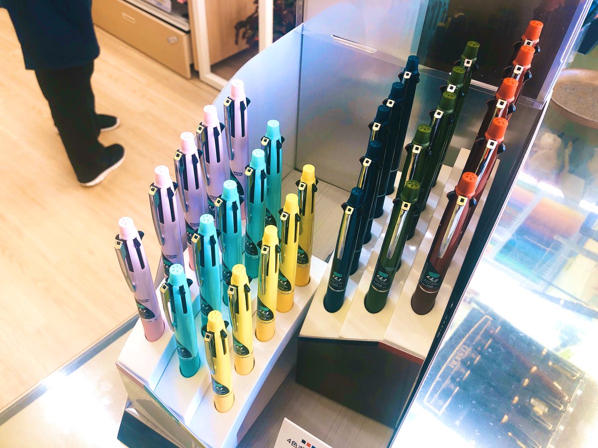 三菱 JETSTREAM 4+1に新色が登場🙆

可愛らしくふんわりとしたナチュラルカラーのペールグリーン、レモンイエロー、ミルキーピンク。そして重厚でズッシリとしたアーバンな色味のブラッドオレンジ、ティールブルー、オリーブグリーン。

貴方はどの色が好みですか？☺️